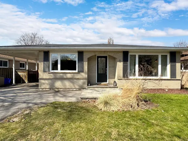 16 Devins DR N, Aurora, ON L4G 2Z1