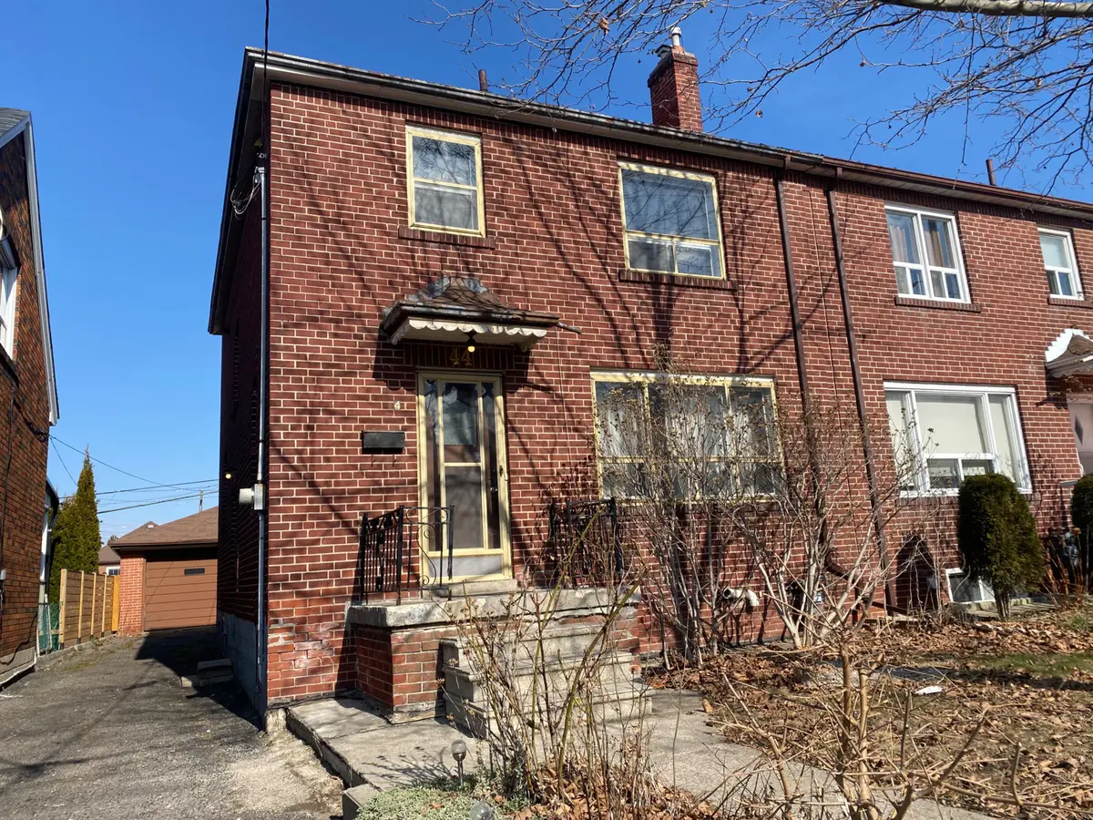 Toronto W04, ON M6M 1W2,44 Lester AVE