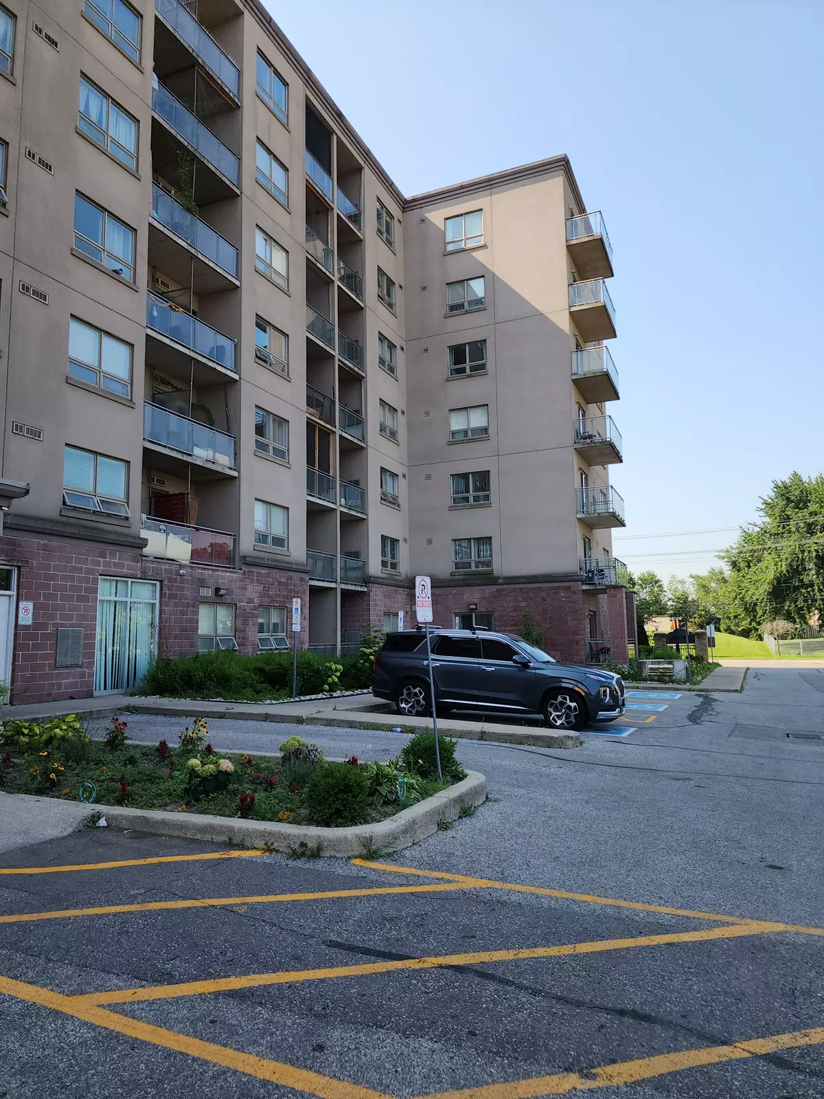 Mississauga, ON L4T 0A3,7405 Goreway DR W #212