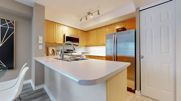 Toronto C10, ON M4P 3J2,188 Redpath AVE #609