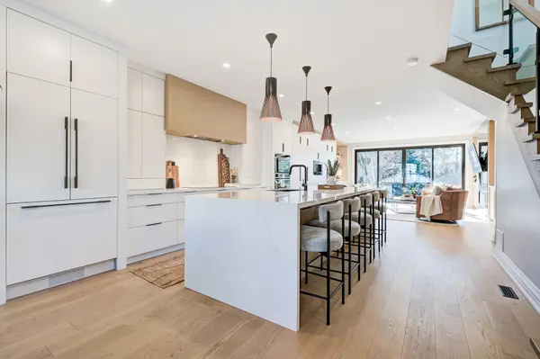 Toronto C11, ON M4G 2R7,501 Broadway AVE