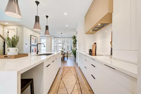 Toronto C11, ON M4G 2R7,501 Broadway AVE