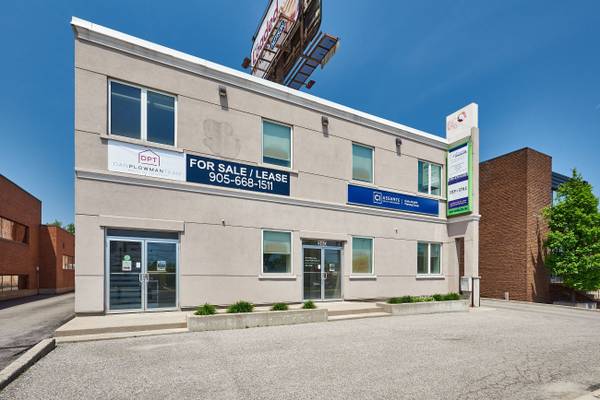 Oshawa, ON L1J 2J9,360 King ST W