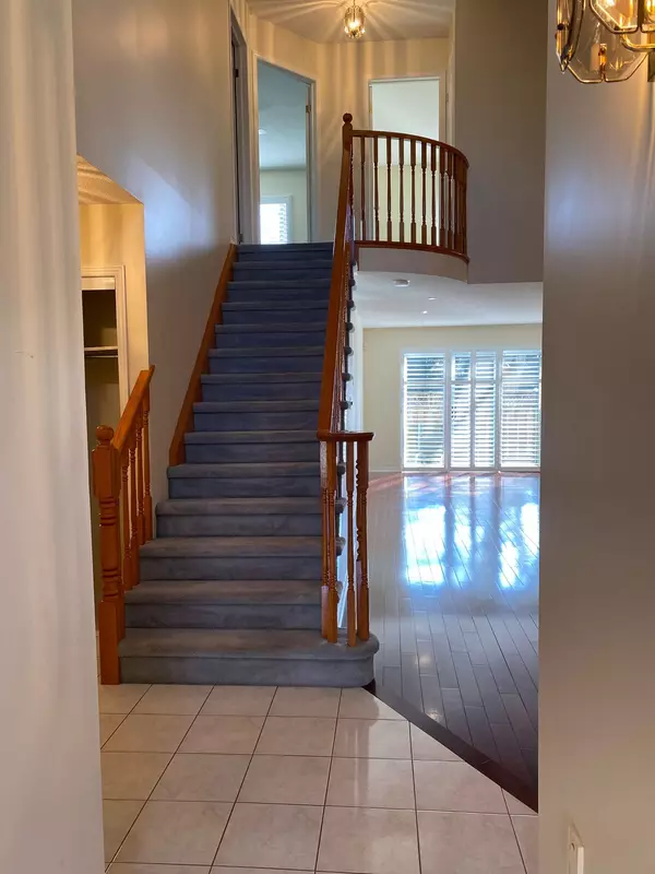 Burlington, ON L7R 4P8,2350 New ST #19