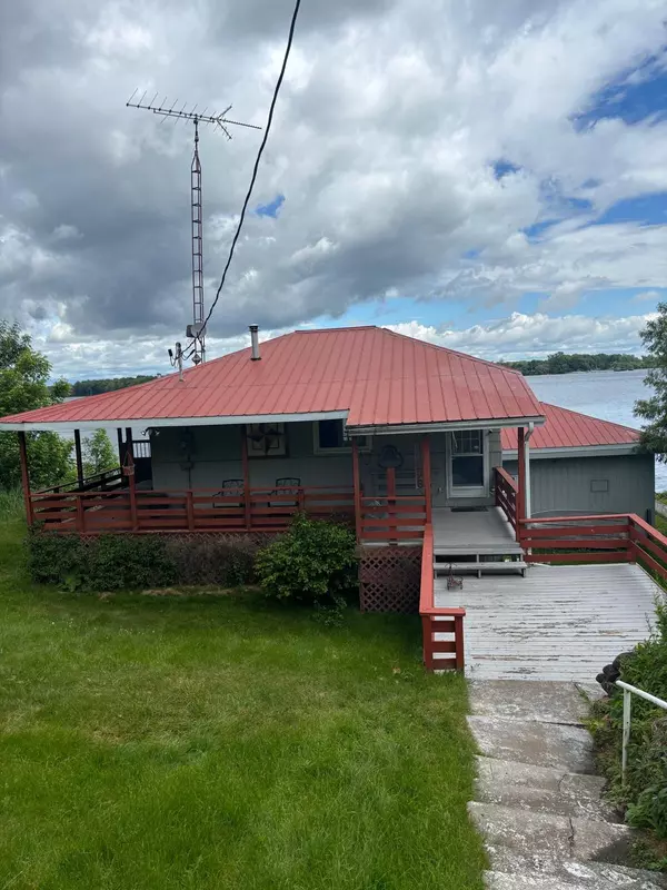 11278 Loyalist Pkwy, Prince Edward County, ON K0K 2T0