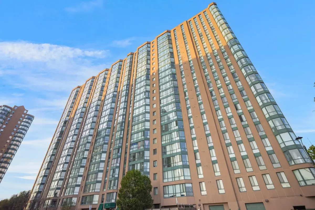 Mississauga, ON L5B 3Z1,145 Hillcrest AVE #503