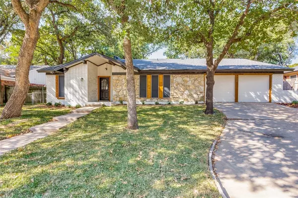 732 Kentwood Circle, Bedford, TX 76021