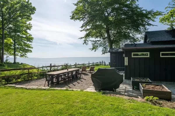 Lambton Shores, ON N0N 1J7,5296 Broadview AVE