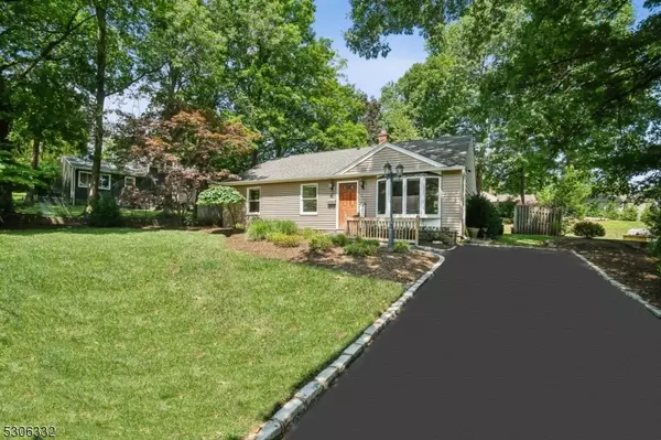 4 Spalding Dr, Livingston Twp., NJ 07039