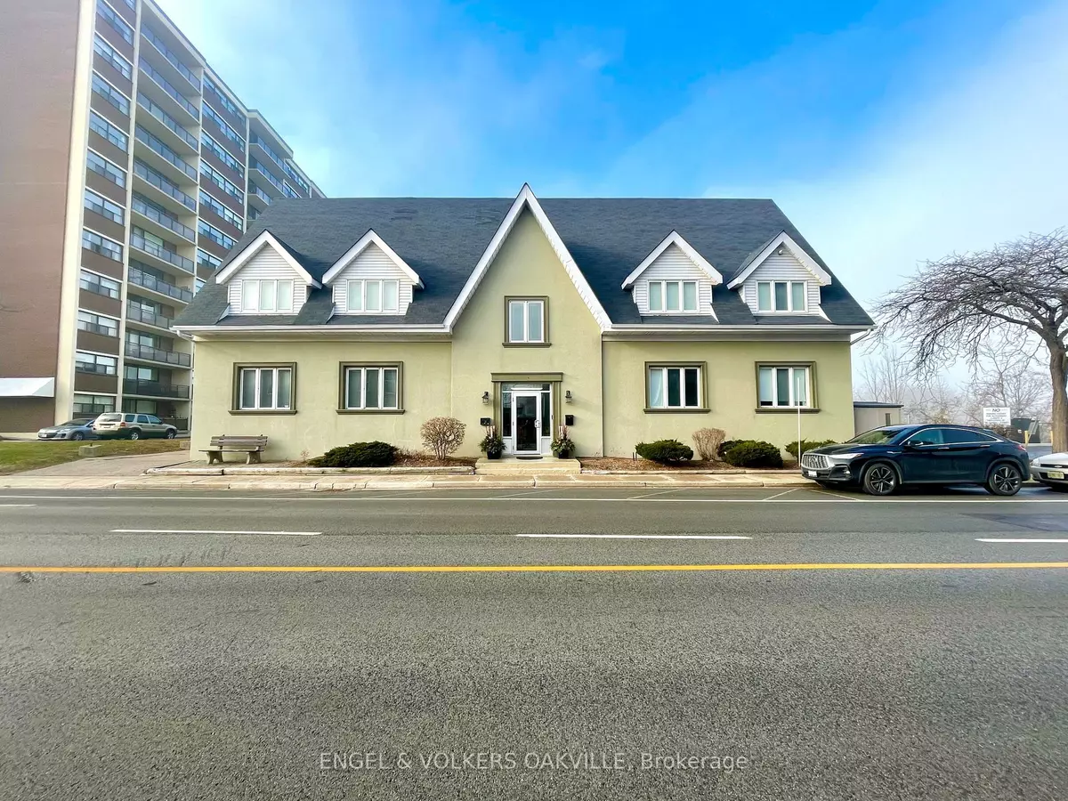 Oakville, ON L6J 1P5,151 Randall ST #206/208