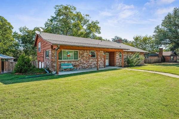 215 S Ridgeway Drive, Cleburne, TX 76033