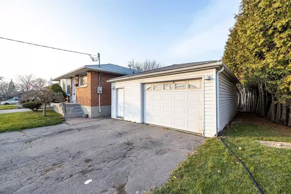 Oshawa, ON L1H 2T4,1072 Olive AVE