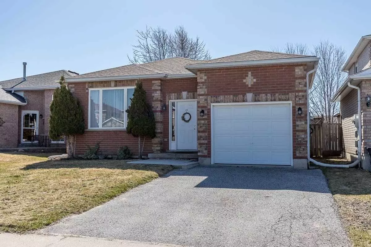 Barrie, ON L4M 6Z1,19 Nicole Marie AVE