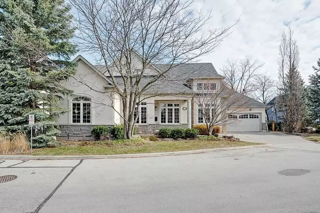 Oakville, ON L6K 3Y8,221 Carlini CT