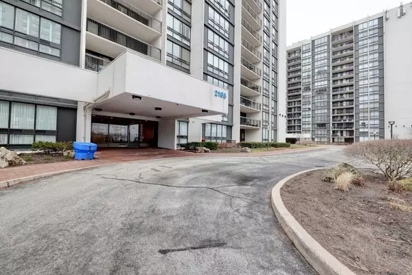 Oakville, ON L6L 5L6,2185 Marine DR #406