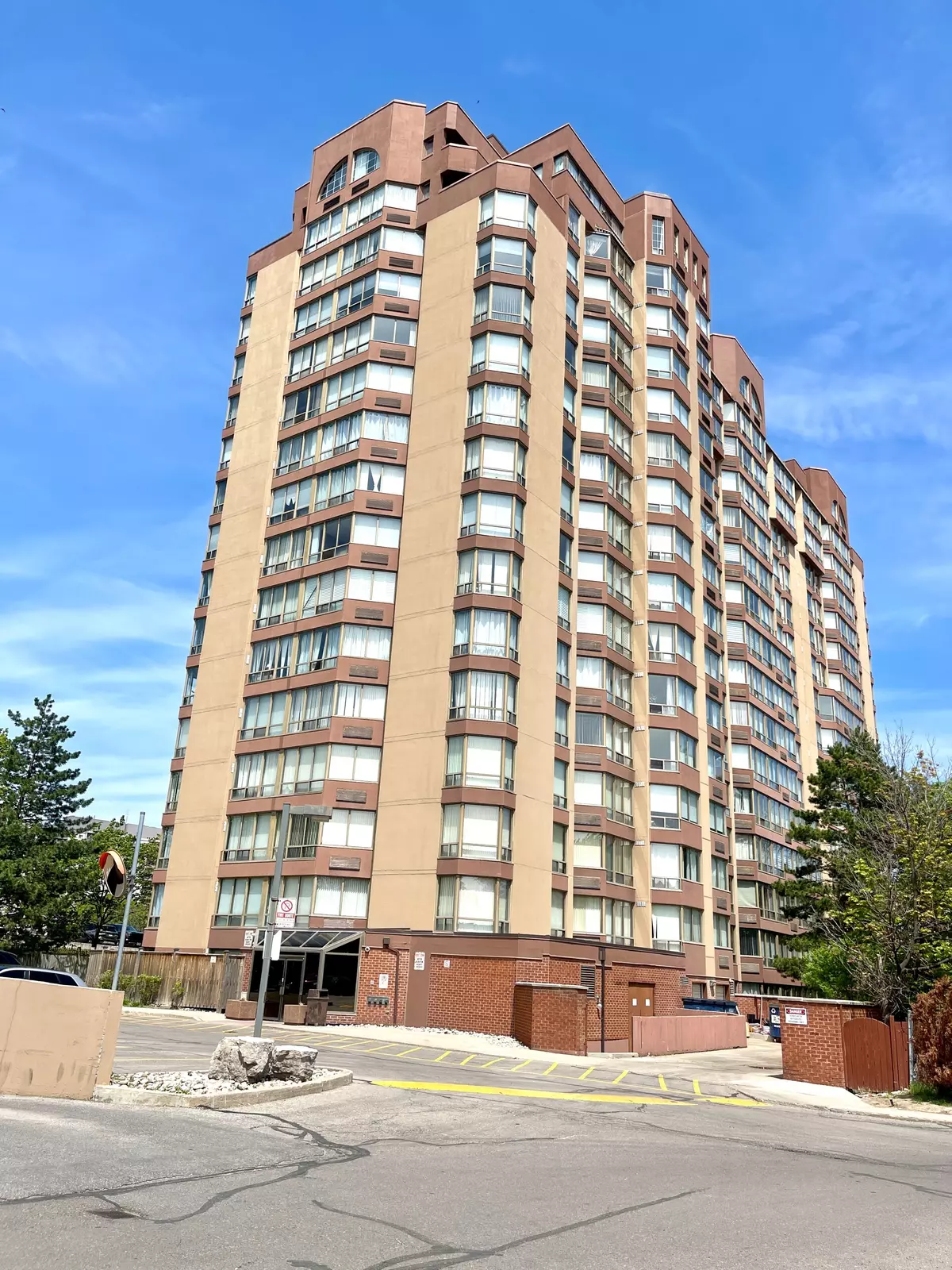 Mississauga, ON L5B 3Y8,25 Fairview RD W #607