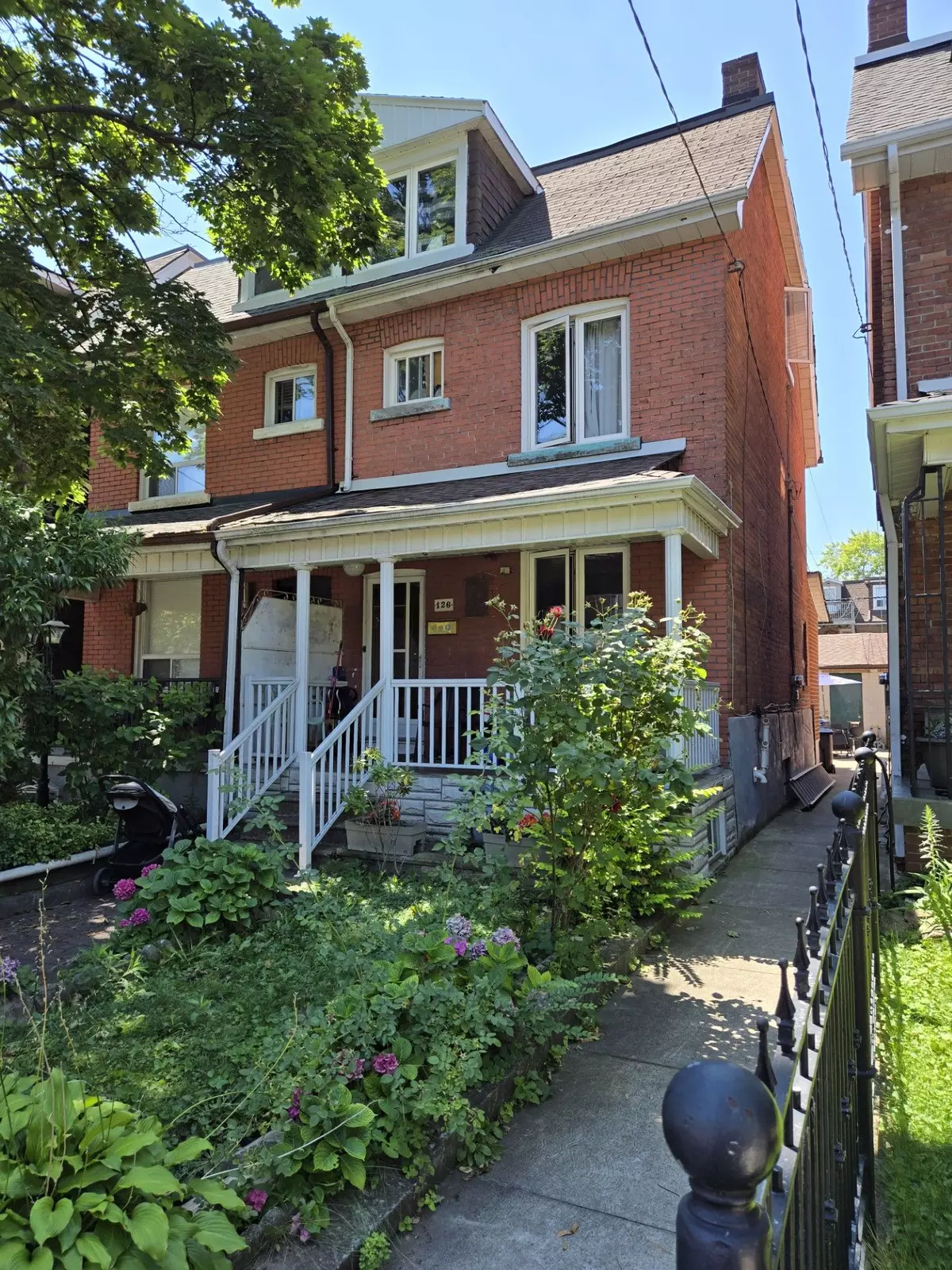 Toronto C01, ON M6J 2S2,126 Grace ST