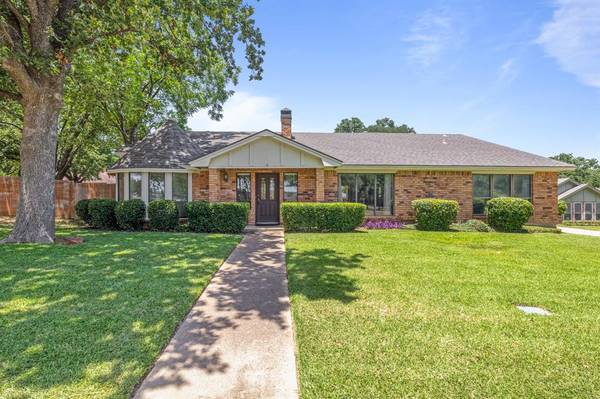 302 Bear Creek Drive, Euless, TX 76039