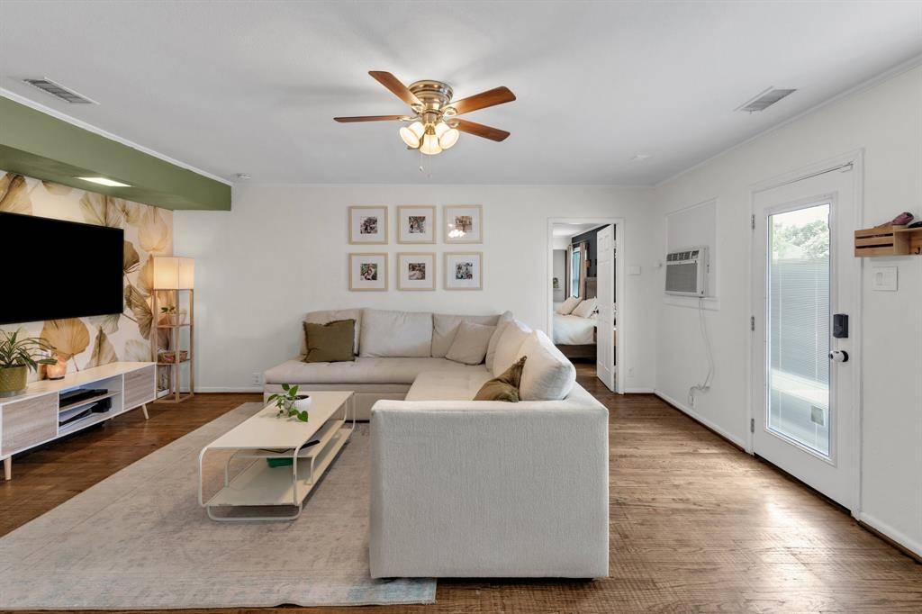 4244 S Cresthaven Road, Dallas, TX 75209