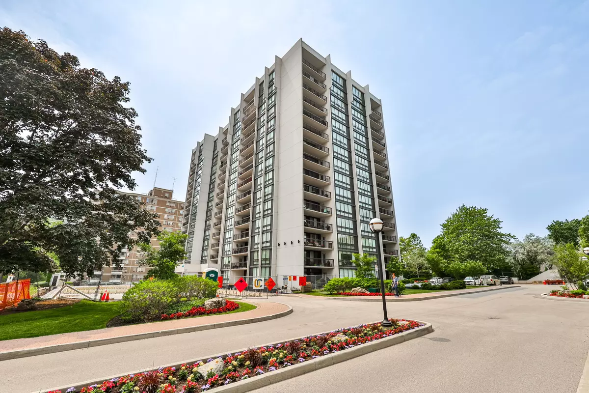 Oakville, ON L6L 5L6,2185 Marine DR #304