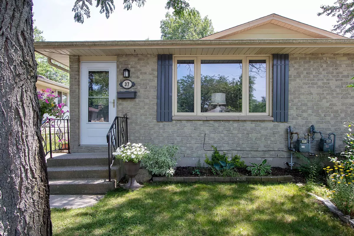 London, ON N5Y 4Y7,37 Monsarrat CRES