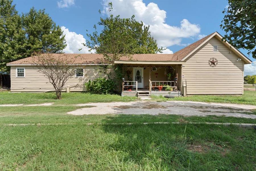 2204 Daniels Drive, Joshua, TX 76058