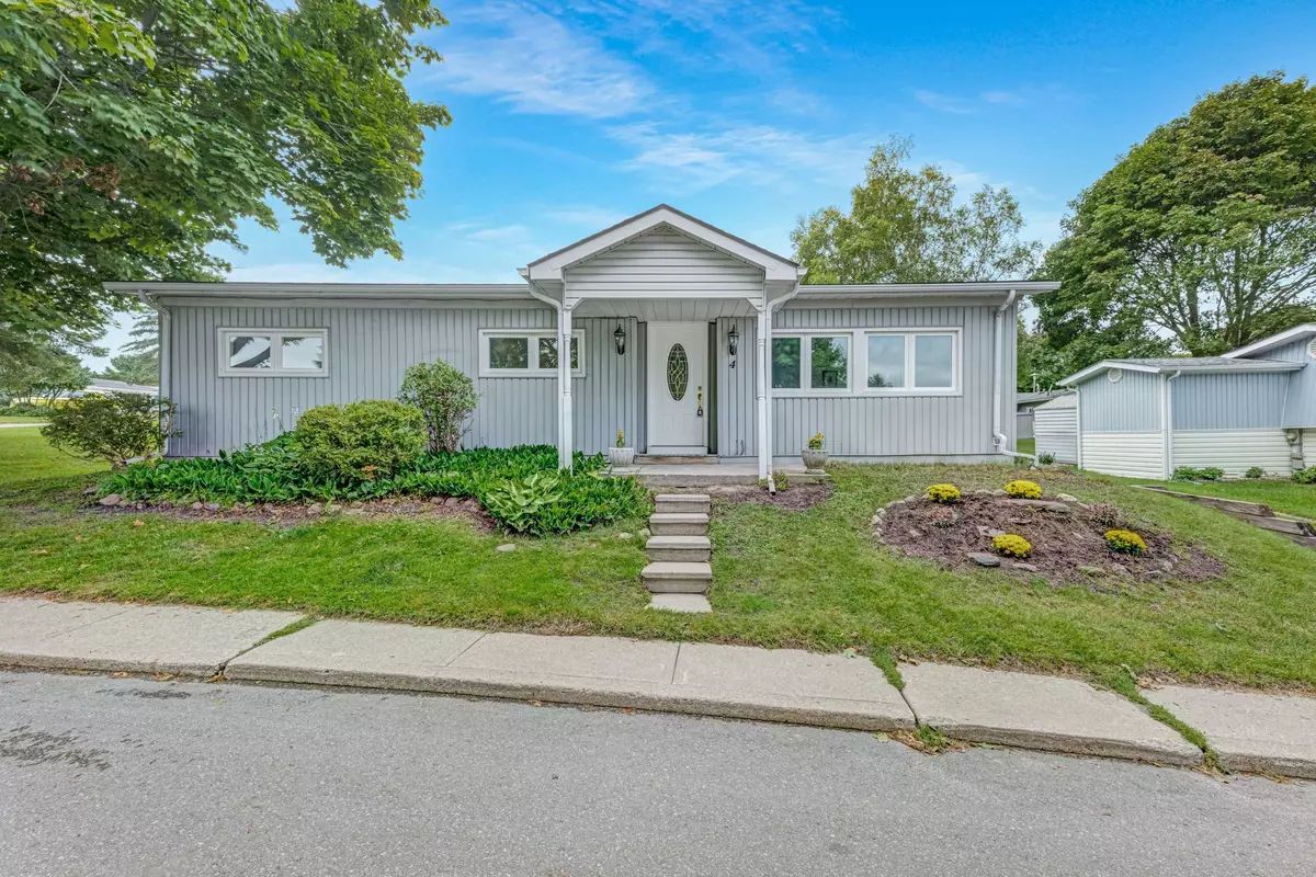 Innisfil, ON L9S 1R2,4 Mimosa DR