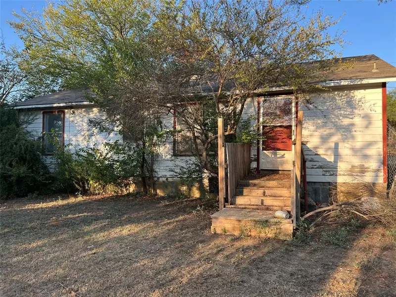 213 S 6th Street, Jacksboro, TX 76458