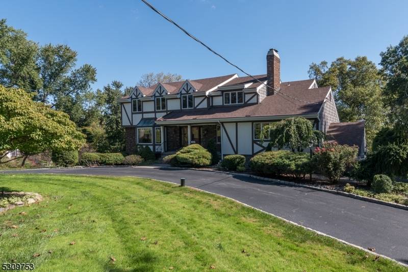 144 Carlough Rd, Upper Saddle River Boro, NJ 07458