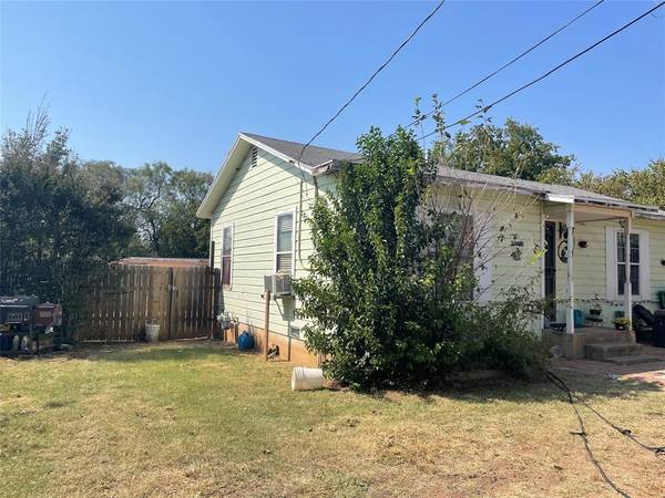 Brady, TX 76825,1703 N Davidson