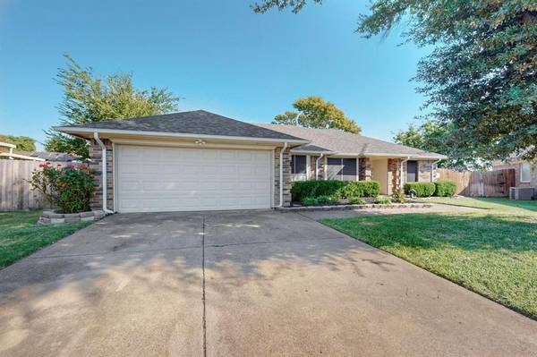 7750 Clearbrook Court, Watauga, TX 76148