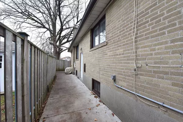 Toronto E10, ON M1E 3K4,45 Wildlark DR #Bsmt Ap