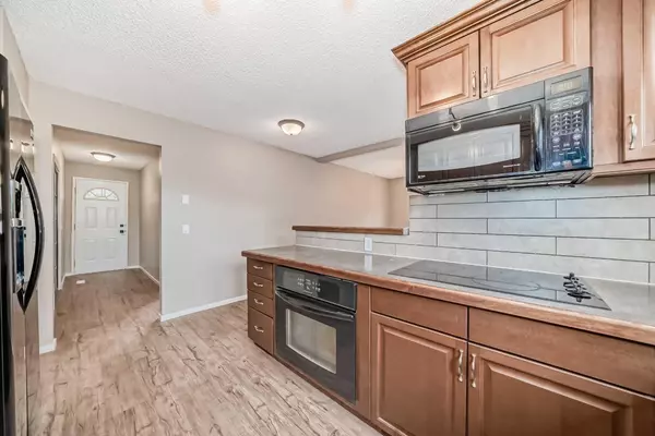 Calgary, AB T1Y 5R2,35 Whitefield CRES NE