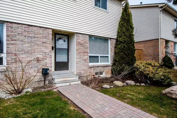 Oshawa, ON L1K 1M1,611 Galahad DR #27