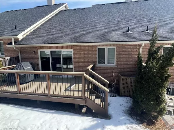 Peterborough, ON K9J 0A9,65 Village CRES #98