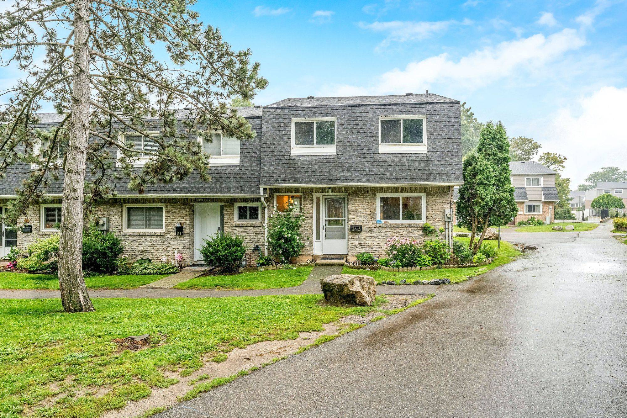 Burlington, ON L7P 3R9,2050 Upper Middle RD #143