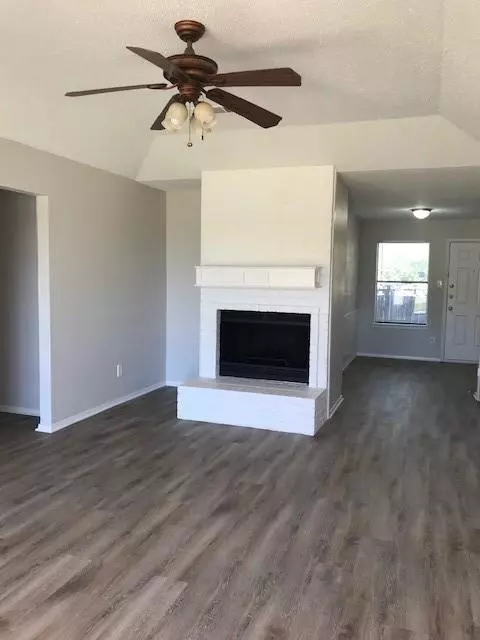 429 Signal Hill Court N, Fort Worth, TX 76112