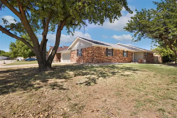 Yukon, OK 73099,913 Ranchoak Court