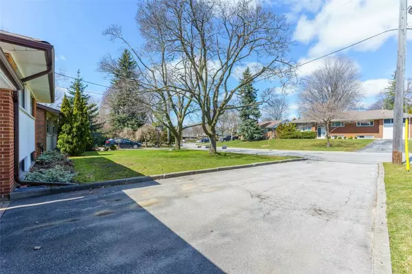 Toronto C13, ON M3A 1L8,17 Lionel Heights CRES