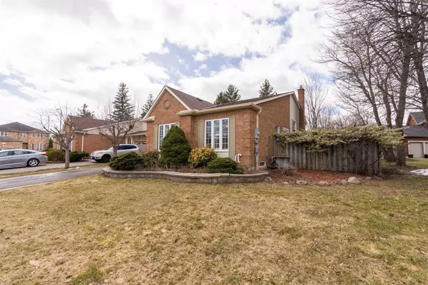 Whitby, ON L1N 7E8,4 Sandpiper CT