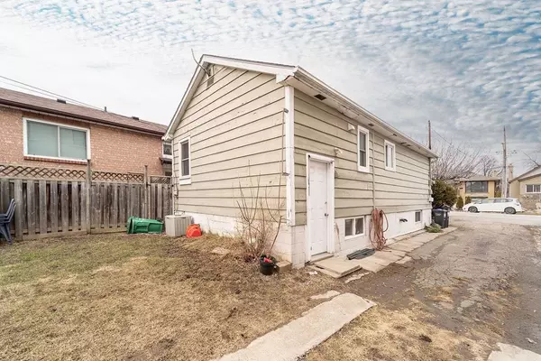 Mississauga, ON L5E 1X4,1054 Westmount AVE