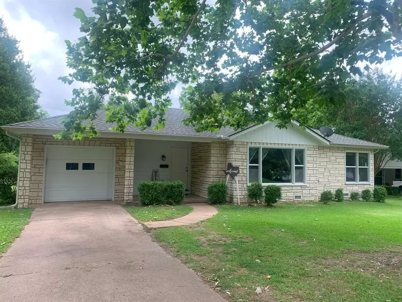 718 Lipscomb Street, Bonham, TX 75418