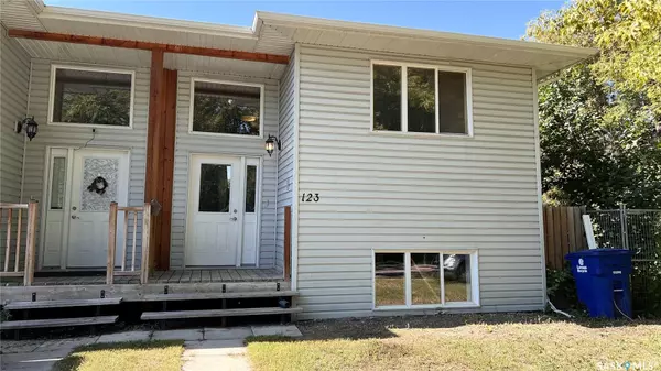 123 T AVENUE S, Saskatoon, SK S7M 3A7