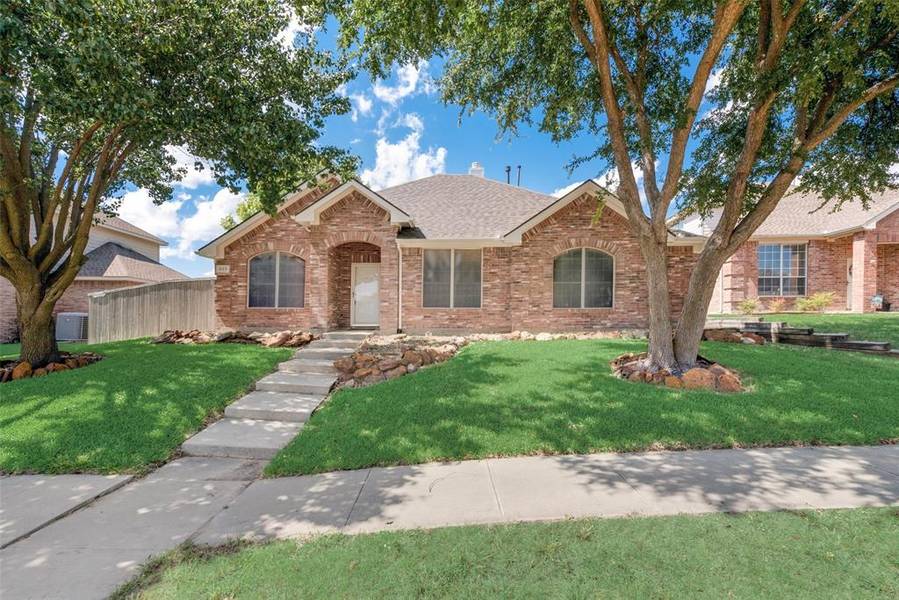 328 Newport Drive, Van Alstyne, TX 75495