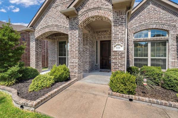 939 Bentley Drive, Roanoke, TX 76262