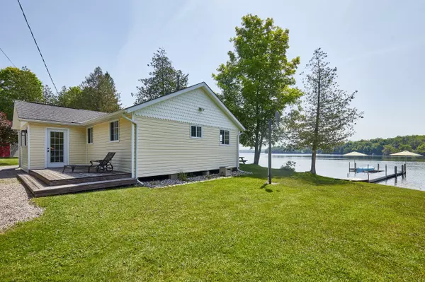 Central Frontenac, ON K0H 1B0,1004A Almond LN