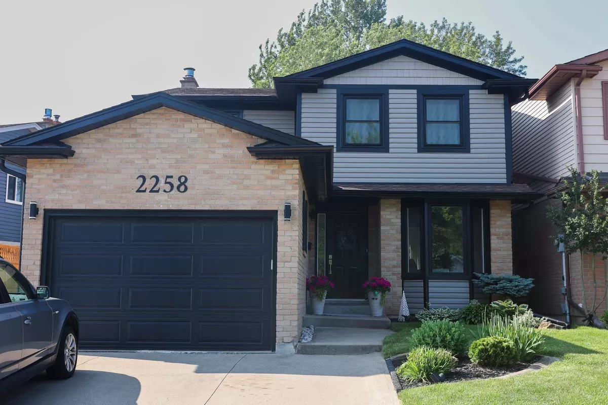 Burlington, ON L7P 3X6,2258 Middlesmoor CRES