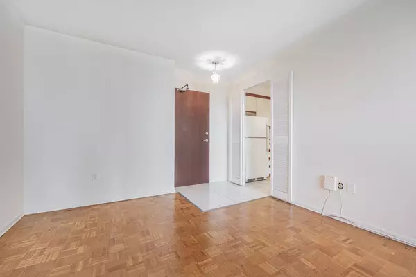 Toronto W04, ON M6B 1K1,360 Ridelle AVE #417