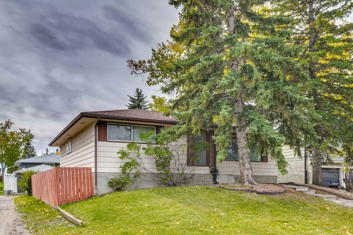 Calgary, AB T2W 1L2,904 Canford CRES SW