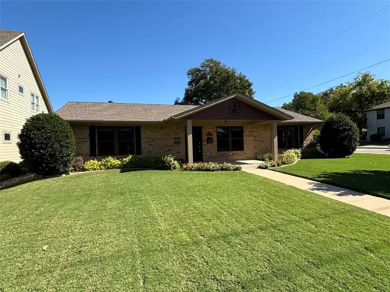 235 Austin Street, Grapevine, TX 76051